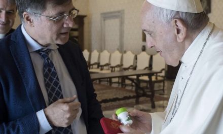 Nelson Giovanelli entrega pomada “dá Esperança” para o papa Francisco