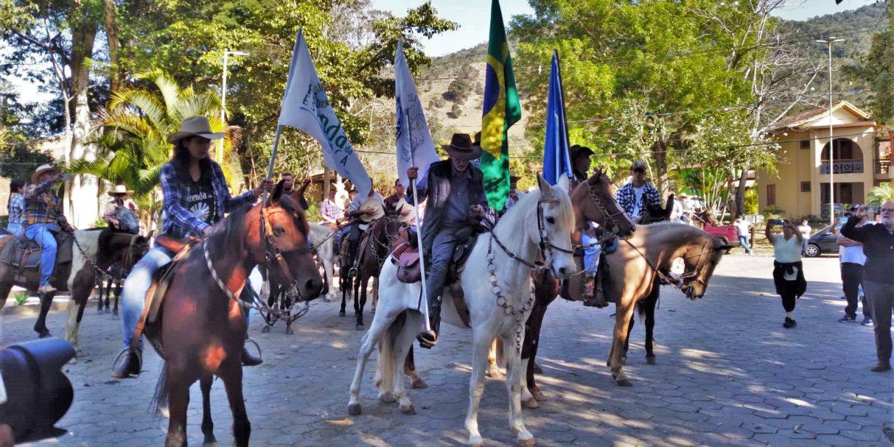 Cavalgada da Esperança reúne centenas de pessoas em Guaratinguetá (SP)