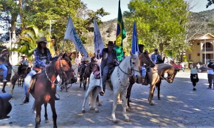 Cavalgada da Esperança reúne centenas de pessoas em Guaratinguetá (SP)