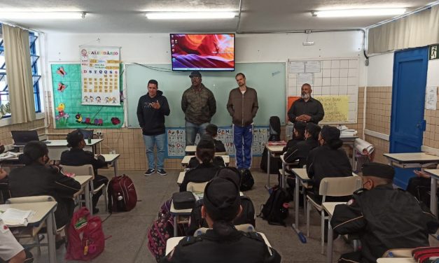 Acolhidos apresentam testemunhos aos alunos do Colégio Militar de Itabira (MG)