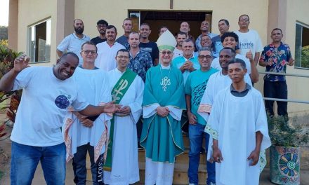 Visita de Dom Lauro à Fazenda é destaque na diocese de Colatina