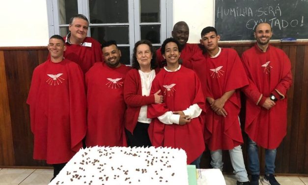 Acolhidos são crismados em Casca (RS)