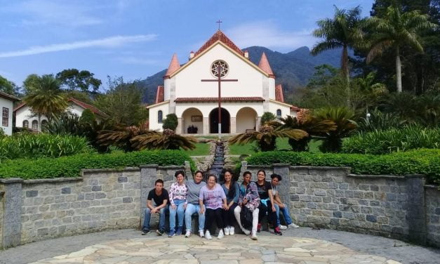 Acolhidas fazem peregrinação em Guaratinguetá (SP)