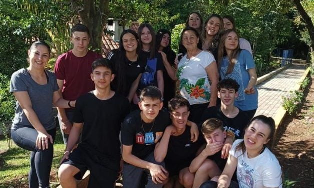 Fazenda de Chapecó recebe visita de catequizandos e universitários