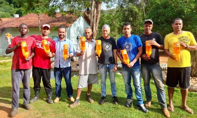 Para garantir uma boa produção de café, empresa ensina acolhidos a fazerem armadilhas contra pragas