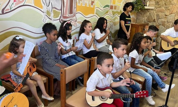 Missa das crianças acontece no Centro Feminino de Guaratinguetá (SP)