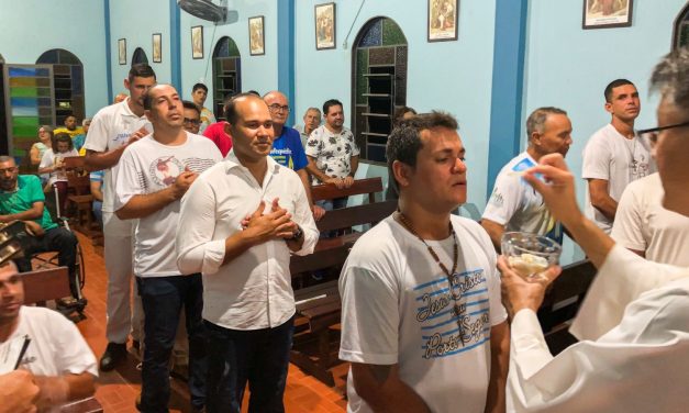 Acolhidos fazem primeira comunhão em Poconé (MT)