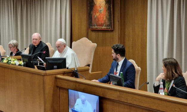Pe. Luiz Menezes e pe. Christian representam a Família da Esperança em encontro com Papa Francisco