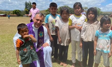 Comunidade indígena é abençoada por visita de missionários na fronteira Brasil-Venezuela