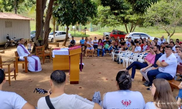 Paróquia Sagrada Família reúne jovens em dia de espiritualidade e confraternização na Fazenda de Colatina