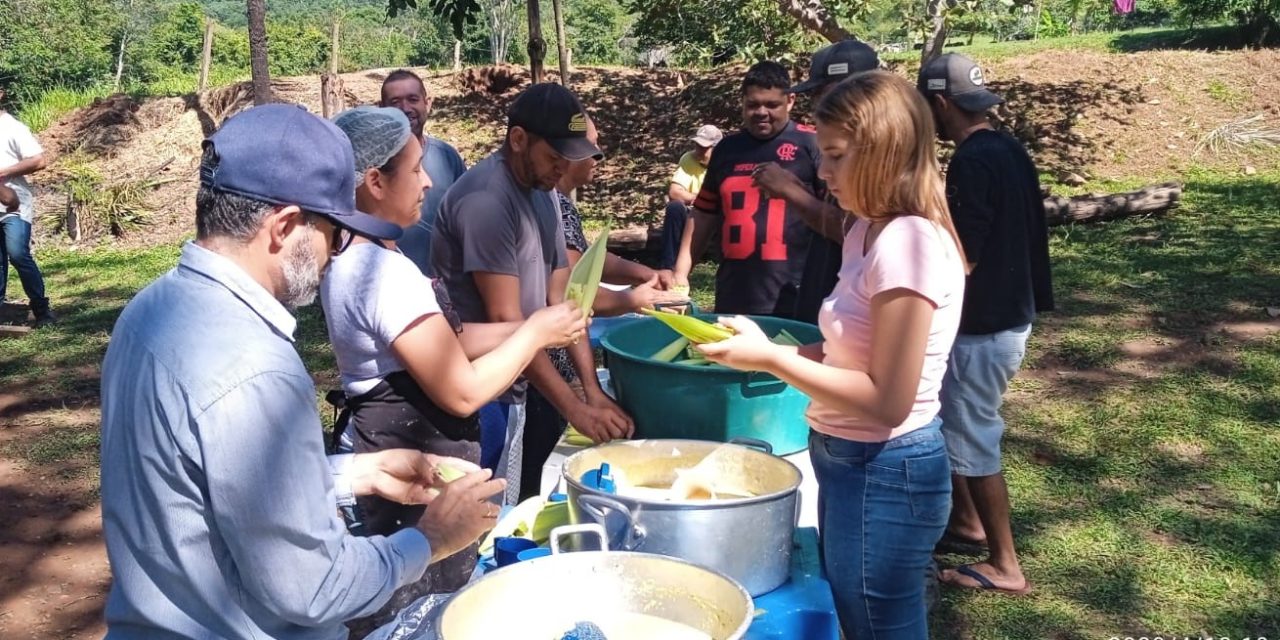 Fazenda da Esperança promove união entre vizinhos e voluntárias para produção de pamonha