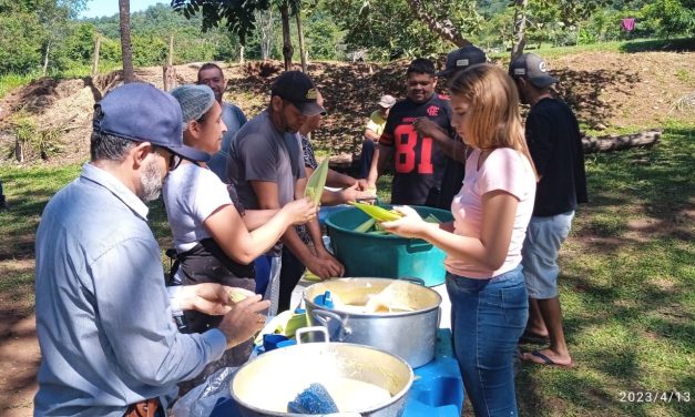 Fazenda da Esperança promove união entre vizinhos e voluntárias para produção de pamonha
