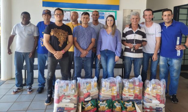 Fazenda de Coromandel recebe doação de cestas básicas