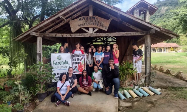 Fazenda de Alegre (ES) recebe grupo de jovens para falar sobre prevenção às drogas