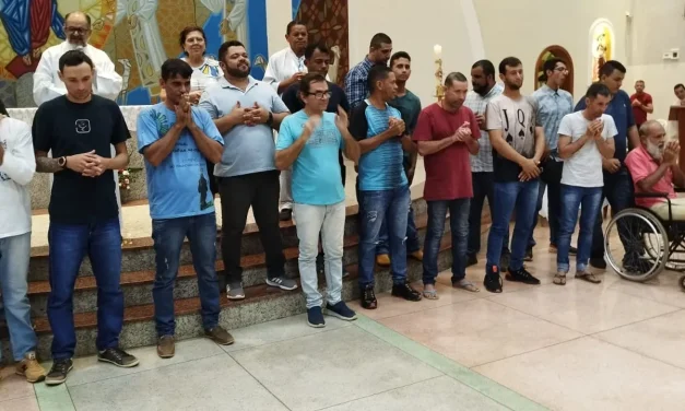 Acolhidos de Aurilândia passam o dia na Paróquia Nossa Senhora da Guia