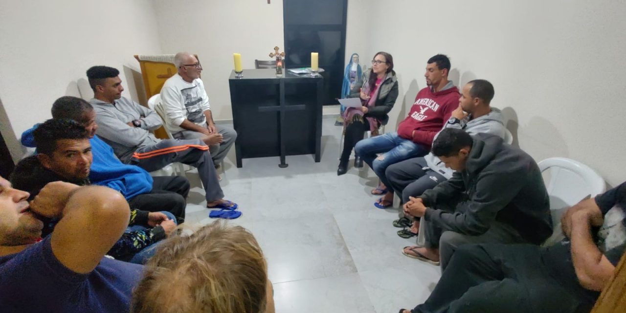 Médica voluntária realiza roda de conversa sobre prevenção às drogas na Fazenda de Itu