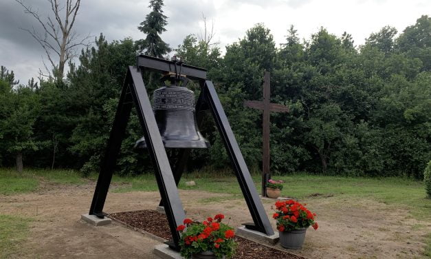 Fazenda em Berlim celebra 25 anos com Sino Pela Paz, feito com destroços da 1ª Guerra