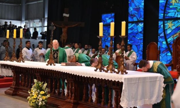 Frei Hans concelebra missa de encerramento do PHN na Canção Nova