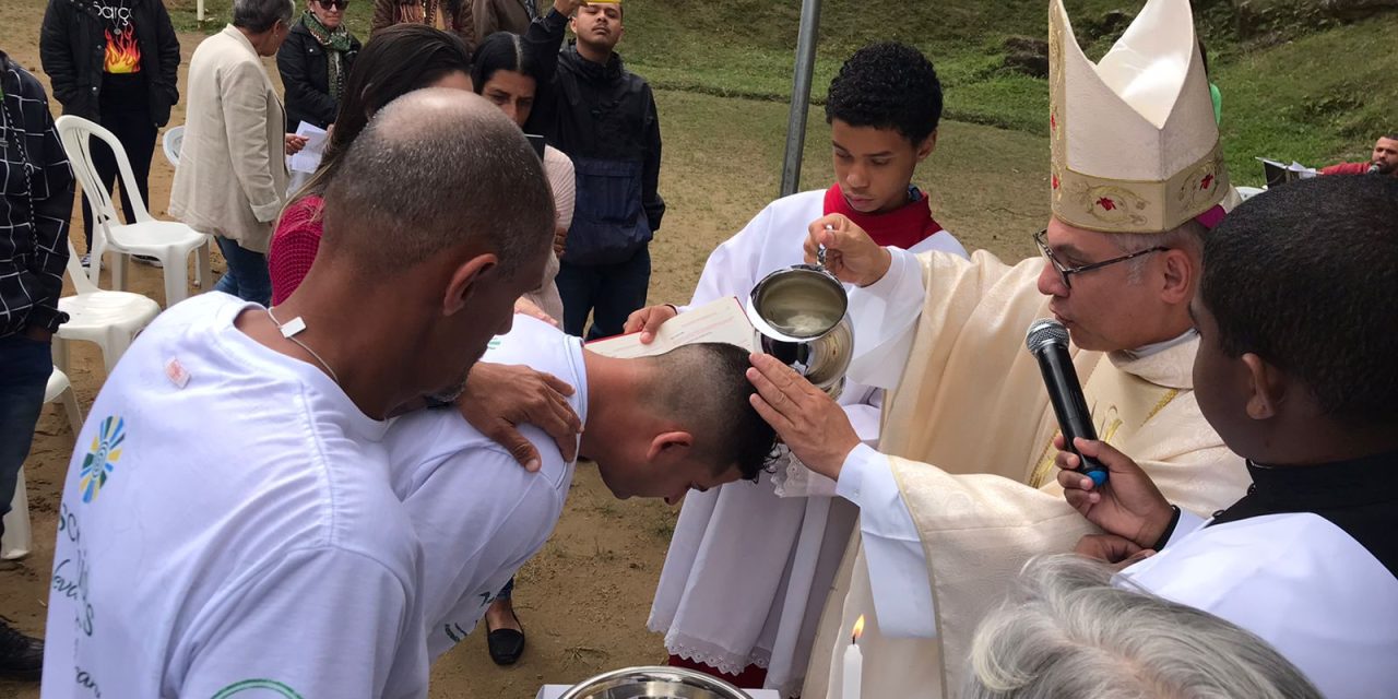 Acolhidos de Teresópolis recebem Sacramento do Batismo e Crisma; certificados de conclusão de ano são entregues