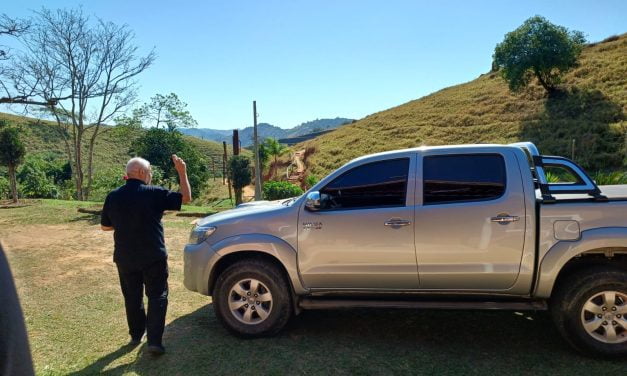 Com estrada de difícil acesso, Fazenda Casa Logos recebe doação de veículo