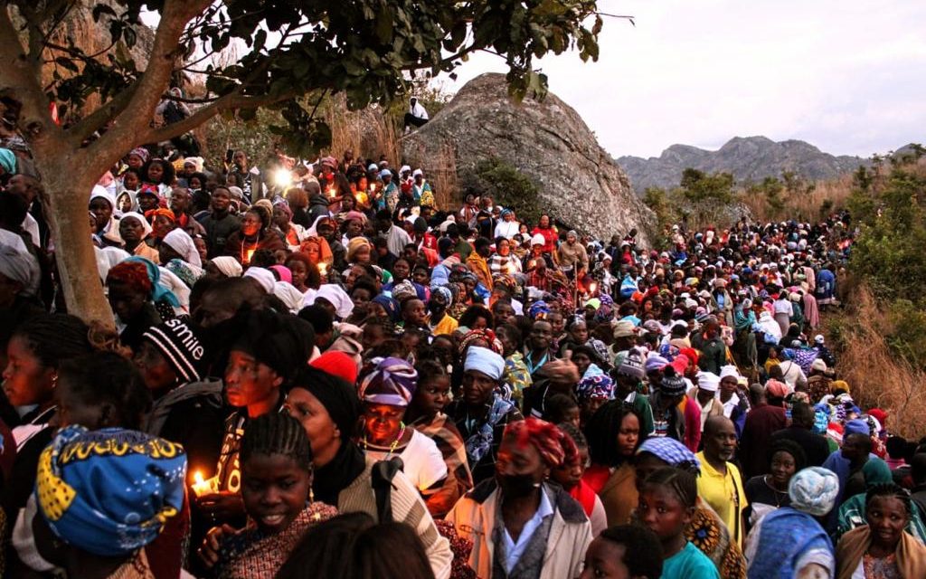 Missão África: Nelson sobe montanha com peregrinos e relata fenômeno devocional em Moçambique