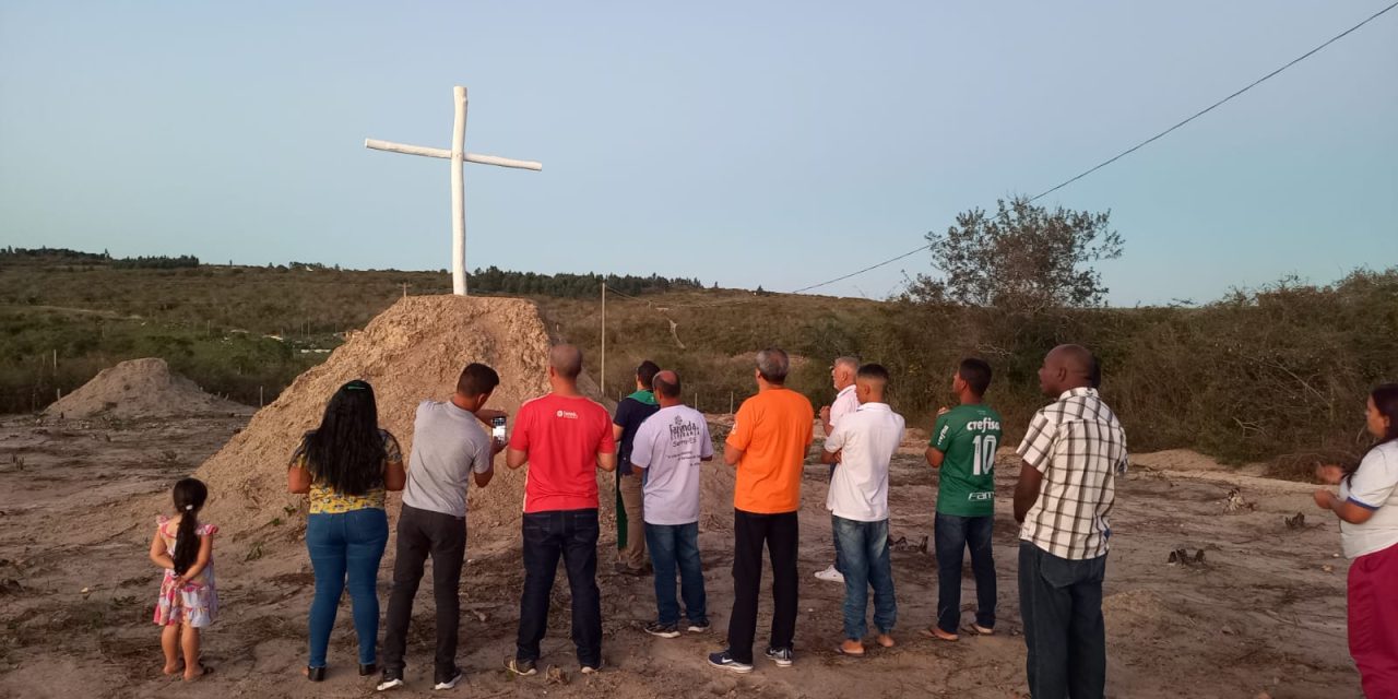 Em Berizal, novo Embaixador da Esperança recebe certificado e acolhidos erguem cruz