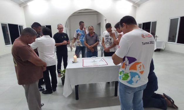 Acolhidos da Fazenda de Campo Verde vivem experiência com grupo de oração