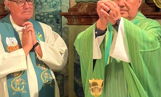 Frei Hans homenageia Nossa Senhora Aparecida em sua despedida da Suíça