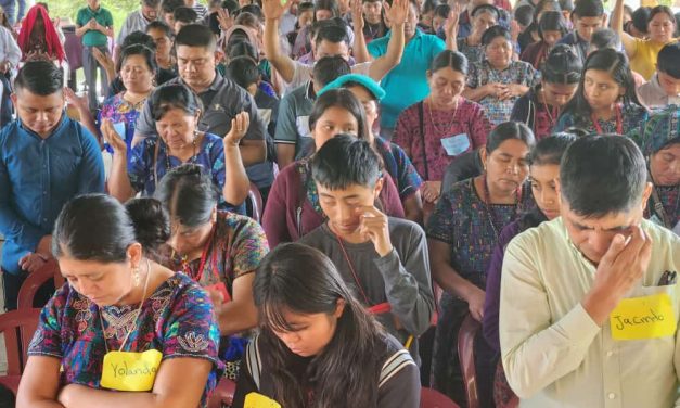 Fazenda da Guatemala recebe centenas de moradores locais para crisma e primeira comunhão