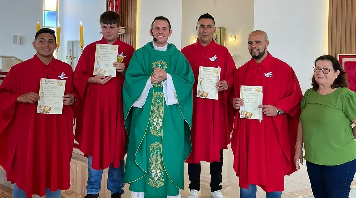 Acolhidos de Braga recebem o sacramento da crisma na Paróquia Santa Catarina