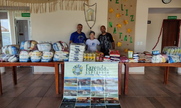 Membros de pastorais sociais visitam Fazenda de Serra (ES) e entregam doações