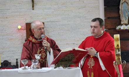 Administrador diocesano da diocese de Petrópolis ministra Crisma em Guapimirim