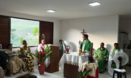 Arcebispo Dom Paulo Jackson ministra sacramentos na Fazenda em Primavera (PE)