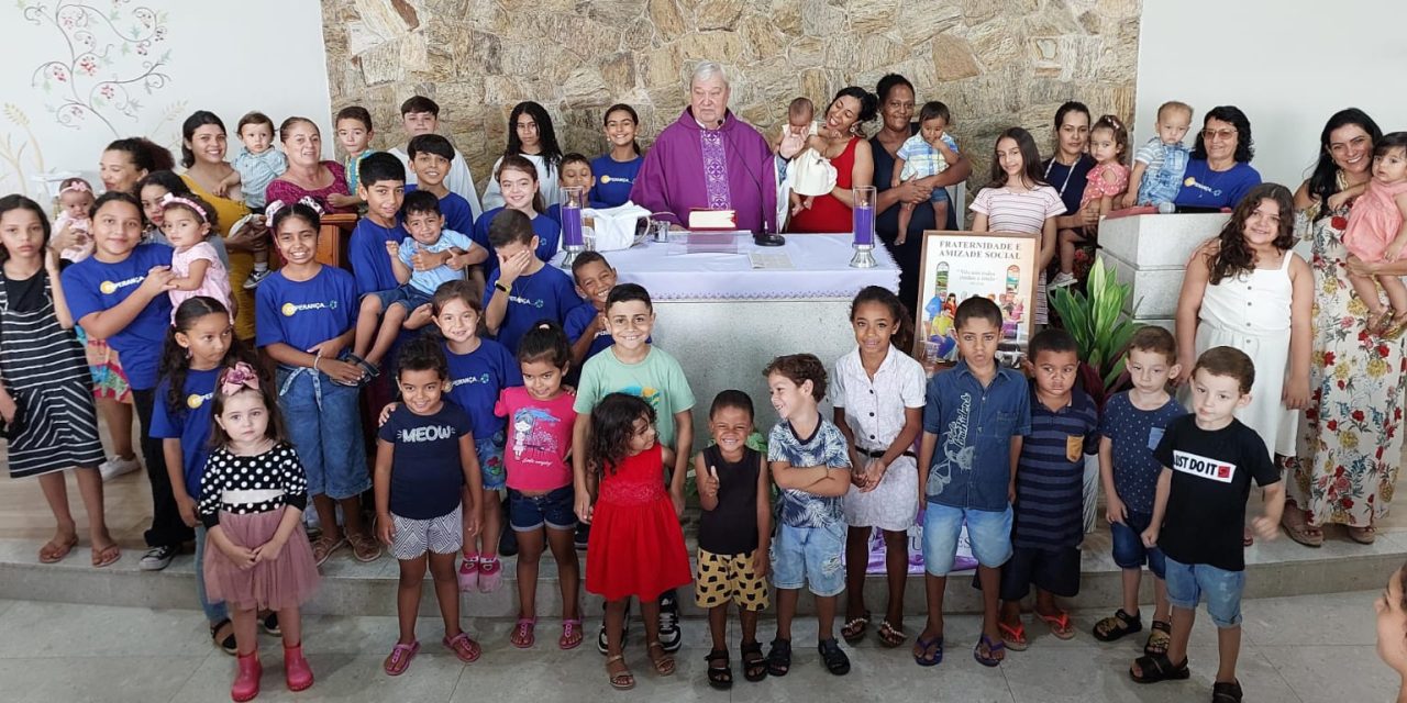 Frei Hans Stapel preside Missa preparada pelas crianças e adolescentes em Guaratinguetá