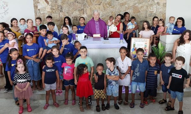 Frei Hans Stapel preside Missa preparada pelas crianças e adolescentes em Guaratinguetá