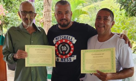 Em Guarará (MG), dois acolhidos recebem o certificado de conclusão do ano