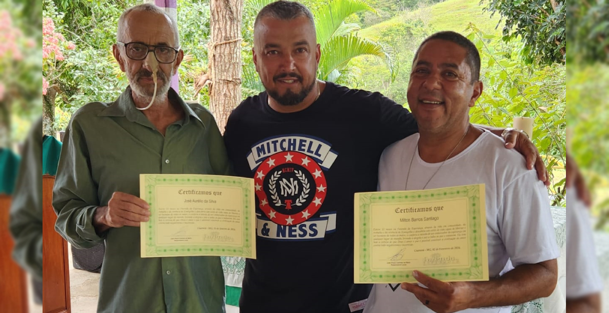 Em Guarará (MG), dois acolhidos recebem o certificado de conclusão do ano