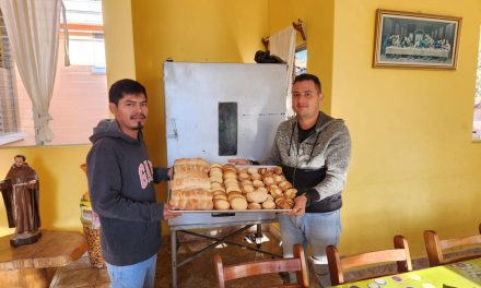Acolhidos da Fazenda da Esperança na Guatemala fazem curso de panificação