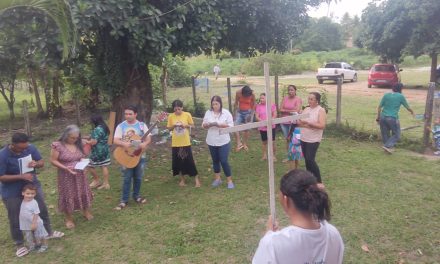 Em Alhandra, Fazenda da Esperança reza a via-sacra nas casas dos moradores locais