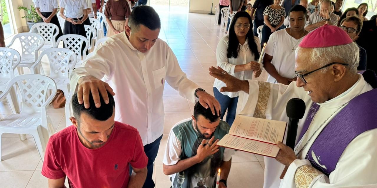 Em Porto Nacional, acolhidos recebem o sacramento do Crisma e do Batismo
