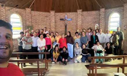 No Uruguai, membros do Grupo Esperança Viva se reúnem em retiro
