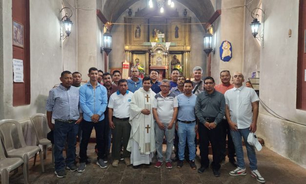 Acolhidos da Guatemala participam da Santa Missa na comunidade local