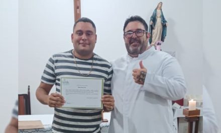 Fazenda em Várzea da Palma entrega certificado de conclusão de ano para acolhido