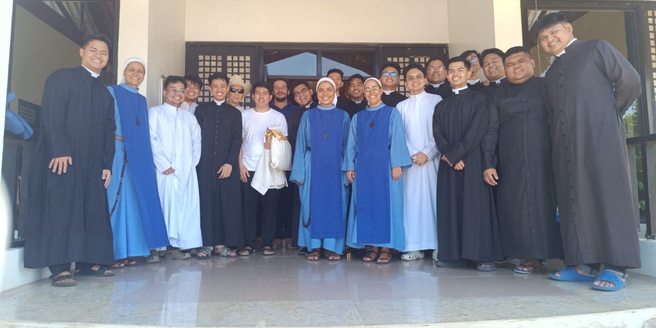 Padres e seminaristas realizam retiro espiritual na Fazenda em Masbate, nas Filipinas