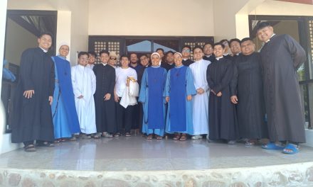 Padres e seminaristas realizam retiro espiritual na Fazenda em Masbate, nas Filipinas