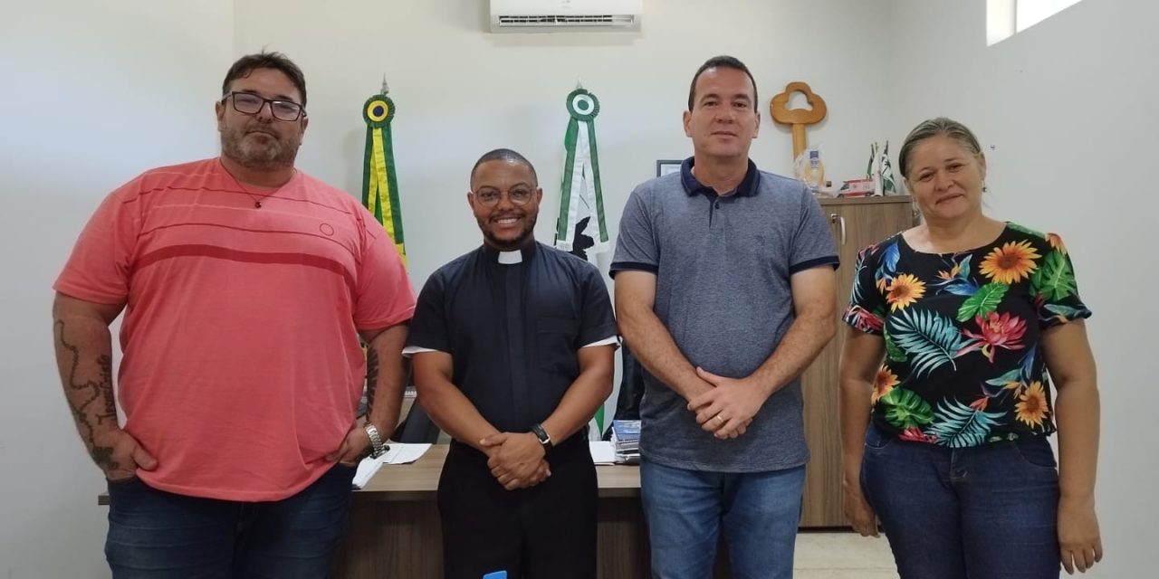 Membros da Fazenda Nossa Senhora de Fátima se reúnem com prefeito de Várzea da Palma (MG)