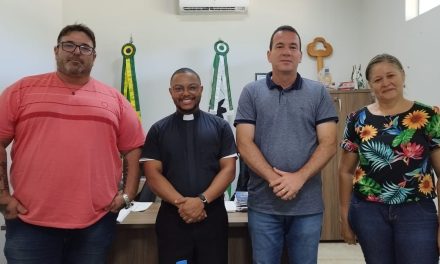 Membros da Fazenda Nossa Senhora de Fátima se reúnem com prefeito de Várzea da Palma (MG)