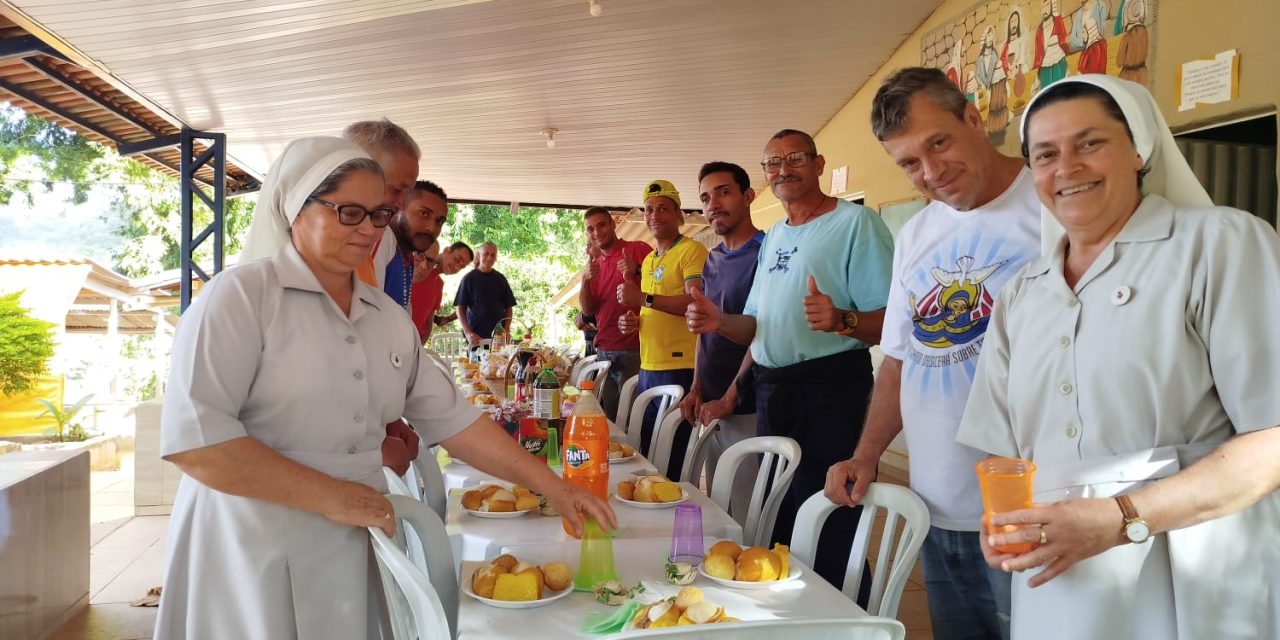 Religiosas visitam e partilham a tarde com acolhidos da Fazenda da Esperança em Coromandel (MG)