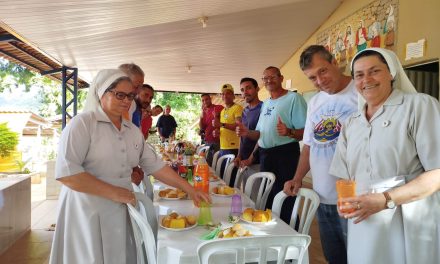 Religiosas visitam e partilham a tarde com acolhidos da Fazenda da Esperança em Coromandel (MG)