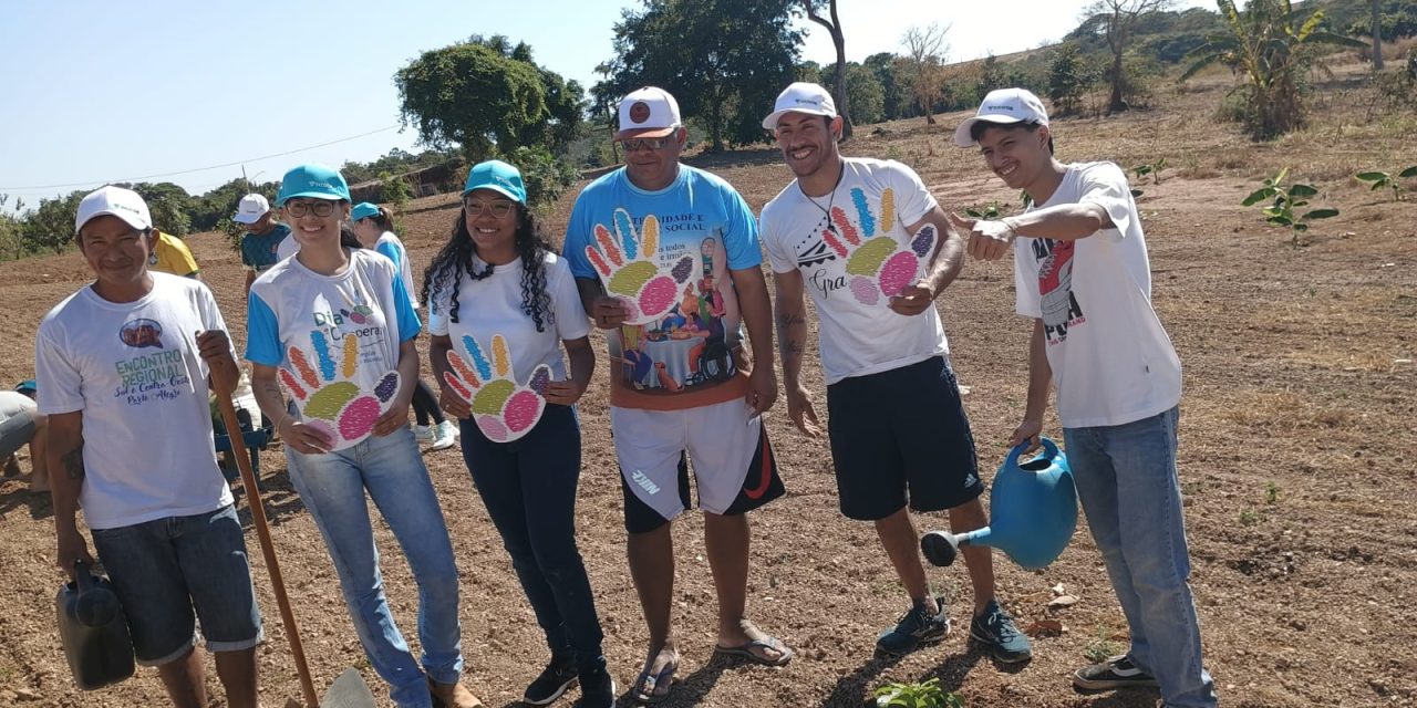 Acolhidos da Fazenda em Campo Verde (MT) recebem visita de colaboradores da cooperativa Sicoob